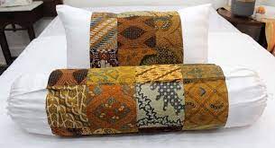 Batik yang dijadikan motif pada sarung bantal