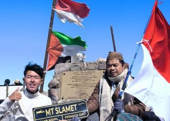 Zikir di Atas Awan: Santri Nihadlul Qulub Taklukkan Puncak Gunung Slamet