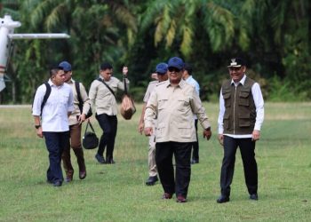Prabowo Tinjau Pengungsi Banjir Sumbar, Targetkan Huntara Rampung Sebulan