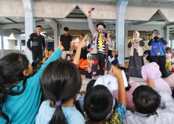 Badut Profesional Bantu Trauma Healing Anak-Anak Korban Longsor Cisarua