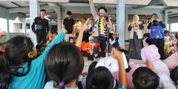 Badut Profesional Bantu Trauma Healing Anak-Anak Korban Longsor Cisarua