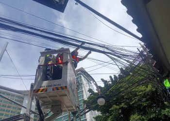 Pemkot Bandung Mulai Lakukan Pemotongan Kabel Udara di Jalan Merdeka