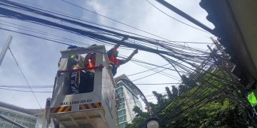 Pemkot Bandung Mulai Lakukan Pemotongan Kabel Udara di Jalan Merdeka