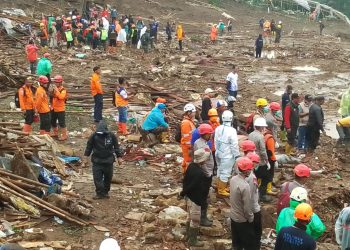 Pencarian Korban Longsor Cisarua di Perpanjang, Tim SAR Terus Cari 20 Korban yang Masih Hilang