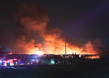 Kebakaran Hebat Landa Pabrik Plastik di Cibolerang Bandung, Puluhan Armada di Kerahkan