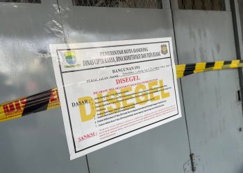 Satpol PP Segel Bangunan Ilegal di Jalan Pandanwangi Bandung