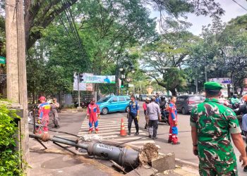 PJU Roboh di Taman Pramuka Bandung, Kabel dan Tiang Membentang Kebadan Jalan