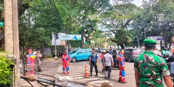 PJU Roboh di Taman Pramuka Bandung, Kabel dan Tiang Membentang Kebadan Jalan