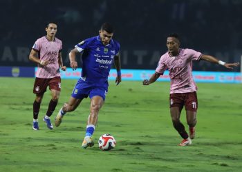 Bantai Persik 3-0 Persib Kokoh di Puncak Klasemen