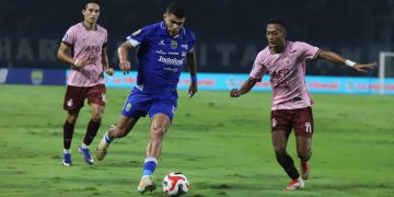 Bantai Persik 3-0 Persib Kokoh di Puncak Klasemen