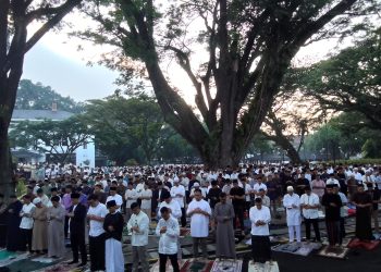 Ribuan Jemaah Antusias Ikuti Salat Ied Perdana di Balaikota Bandung