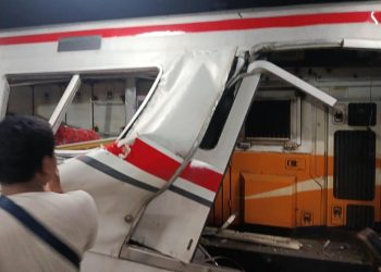 Dua Kereta Bertabrakan di Stasiun Bekasi Timur, Korban  di Larikan Ke Rumah Sakit Terdekat