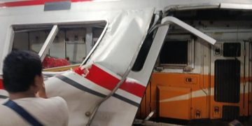 Dua Kereta Bertabrakan di Stasiun Bekasi Timur, Korban  di Larikan Ke Rumah Sakit Terdekat