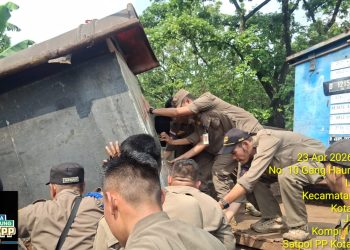 Satpol PP Tertibkan PKL di Sekitar Monju