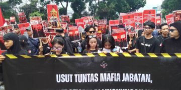 Gelar Unjuk Rasa, Ratusan Pendemo Desak Rektor UPI Mundur