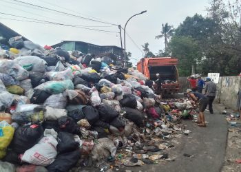 Kuota TPA Habis, Sampah Menggunung 4 Meter di Jalan Makam Porib Caringin