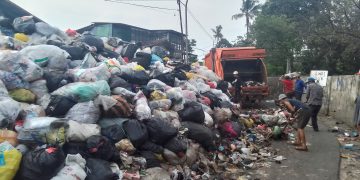 Kuota TPA Habis, Sampah Menggunung 4 Meter di Jalan Makam Porib Caringin