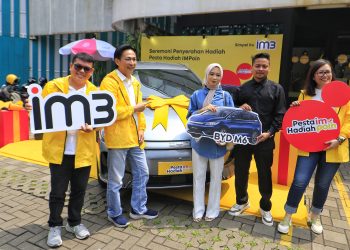 IM3 Serahkan Grand Prize Mobil Listrik BYD M6 kepada Pemenang di Bandung