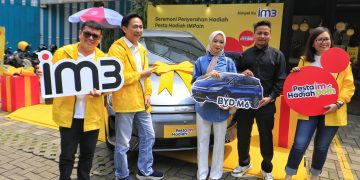 IM3 Serahkan Grand Prize Mobil Listrik BYD M6 Kepada Pemenang di Bandung