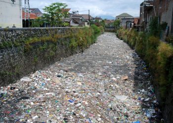 Volume Sampah Plastik di Sungai Bandung Tembus 300 Ton Per Hari