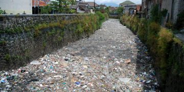Volume Sampah Plastik di Sungai Bandung Tembus 300 Ton Per Hari