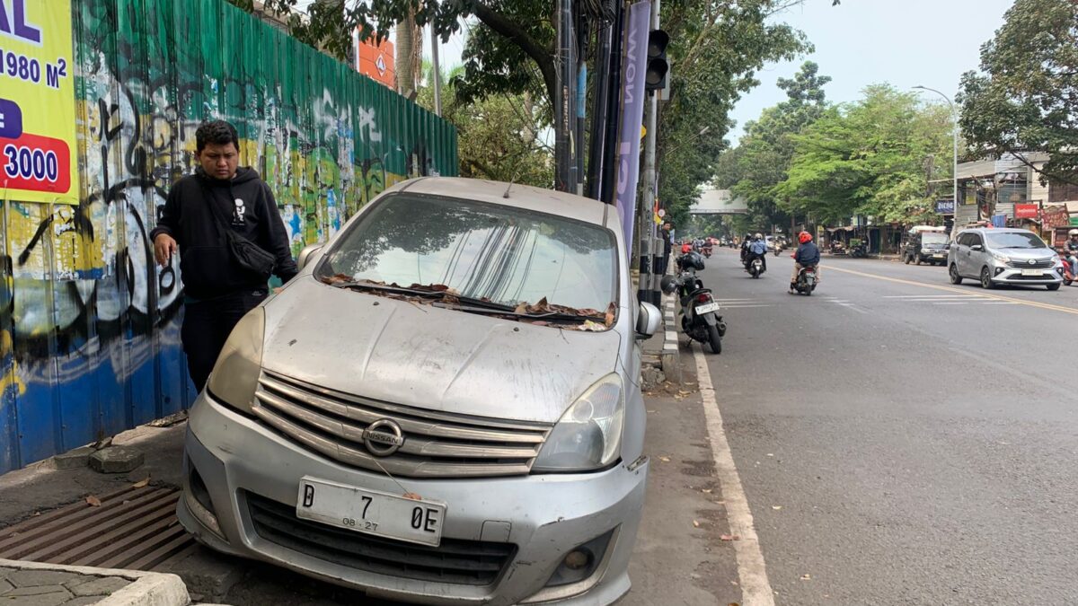 Sebuah mobil Nissan Grand Livina warna silver yang terparkir berbulan-bulan di Jalan PHH Mustofa Kota Bandung
